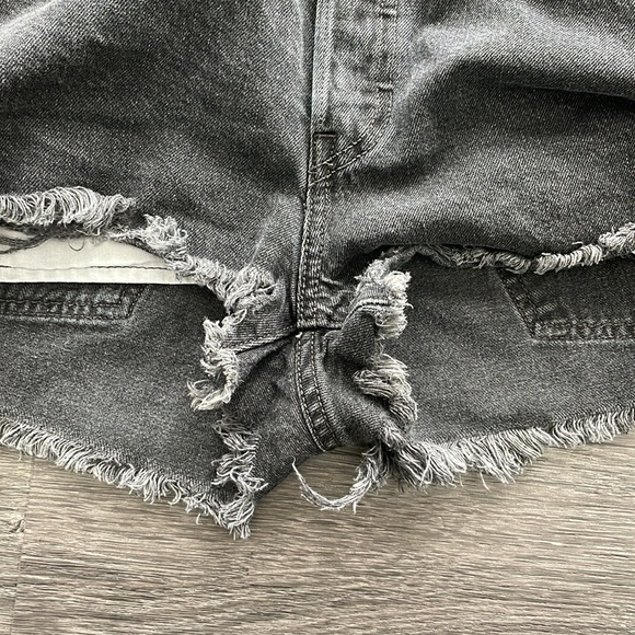 Sz27 Levi’s 501 button fly distressed cutoff denim shorts in faded black. EUC - Picture 16 of 16